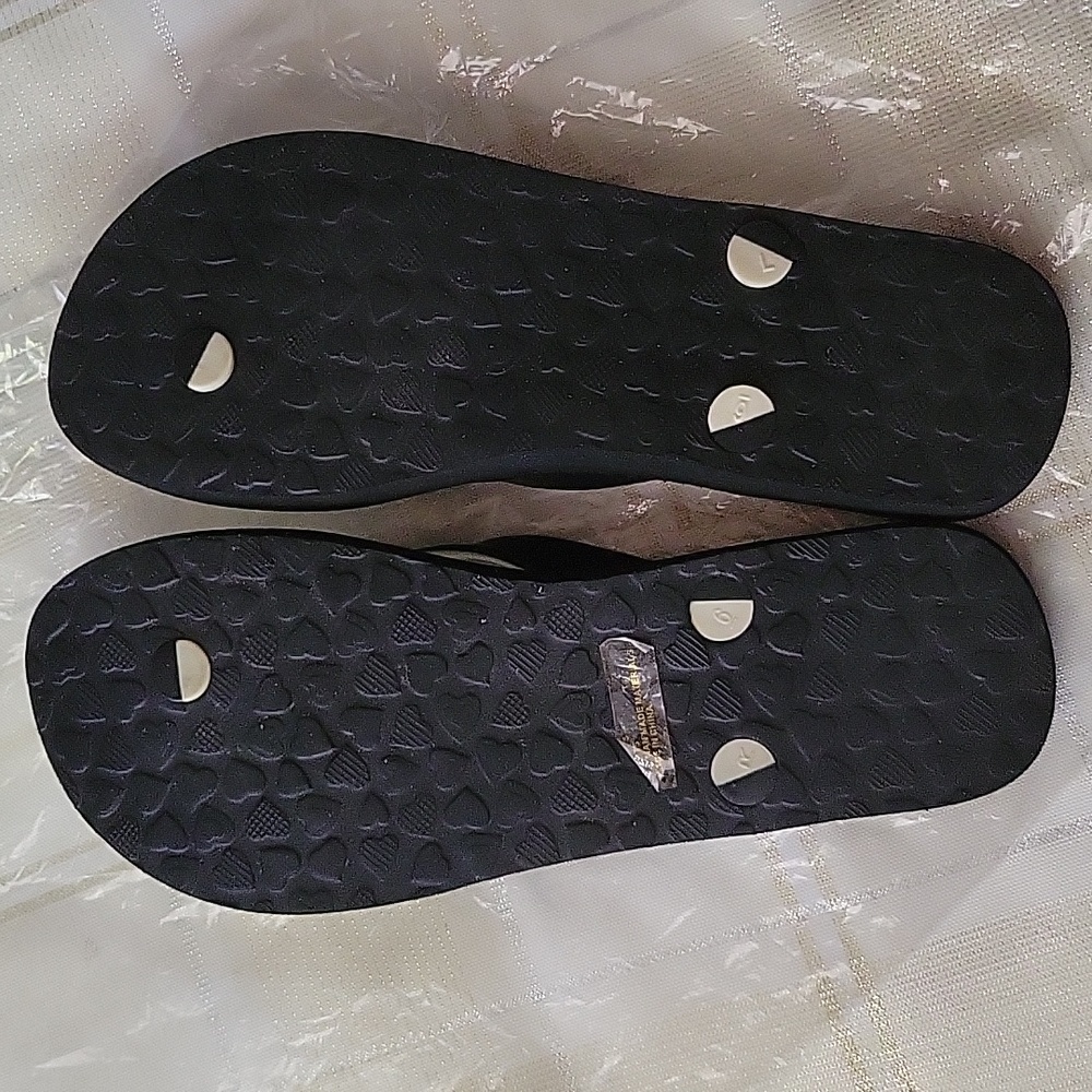 Brighton Hearts Black Flip Flops - Picture 7 of 12